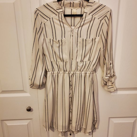 Short white dress - Picture 1 of 3